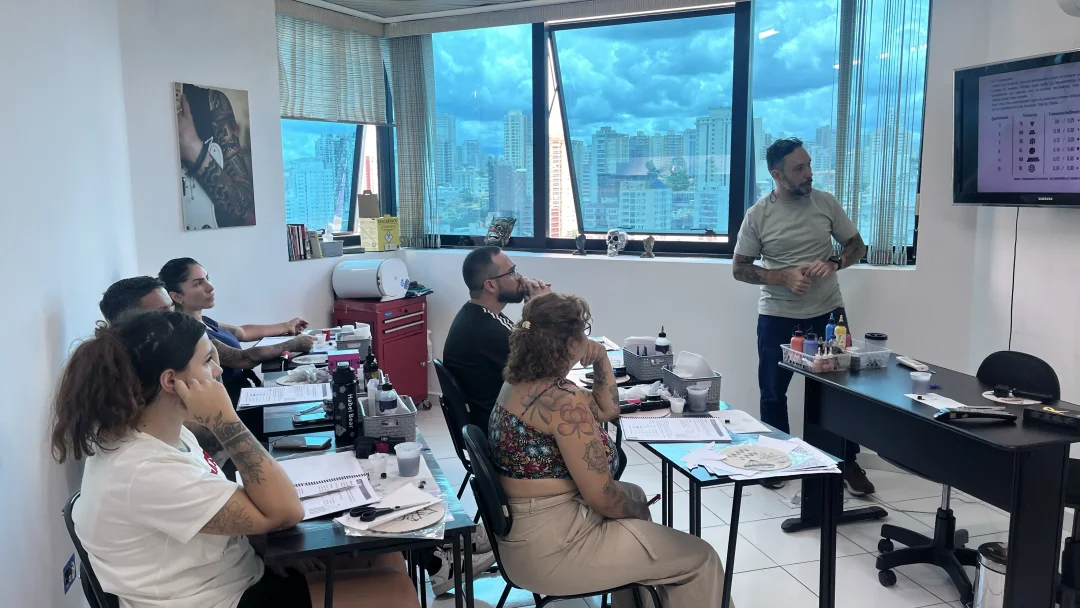 Professor Régis ensinando tatuagem no Projeto Tattoo